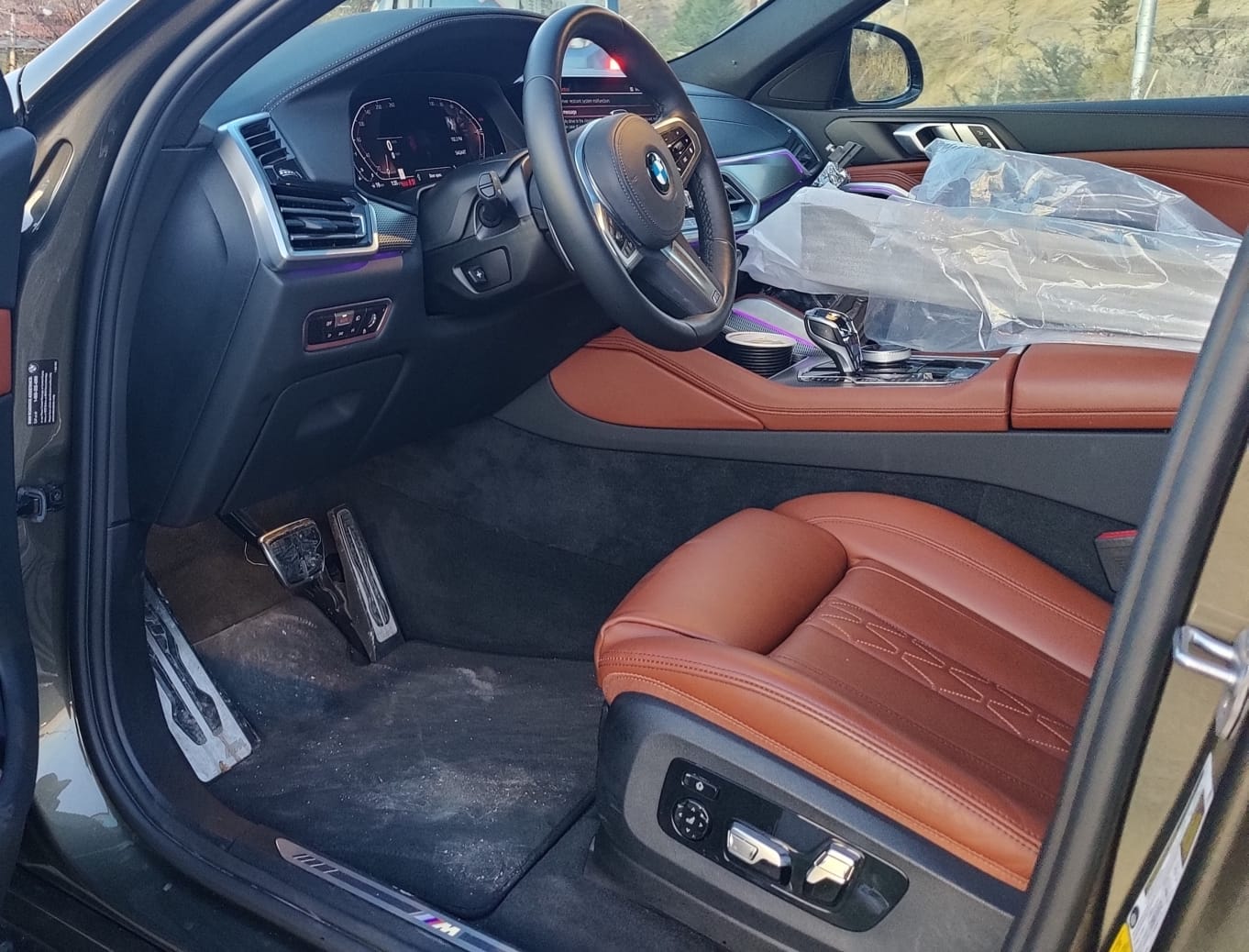 BMW X6 2023 GOLD vin: 5UXCY6C02P9R94949